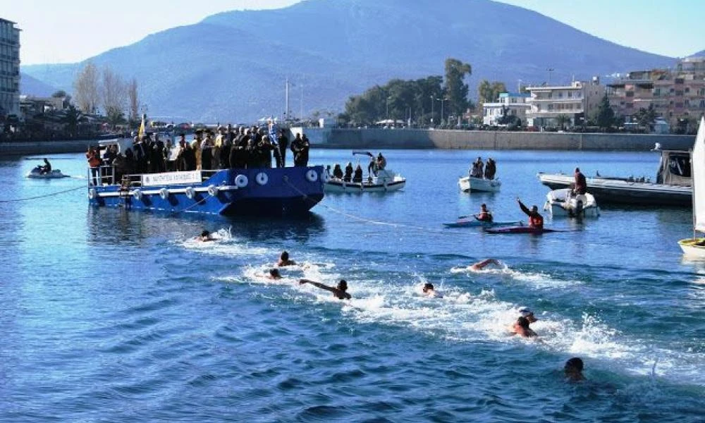 Μαθητής 12 ετών έπιασε τον σταυρό στην Εύβοια (εικόνες)